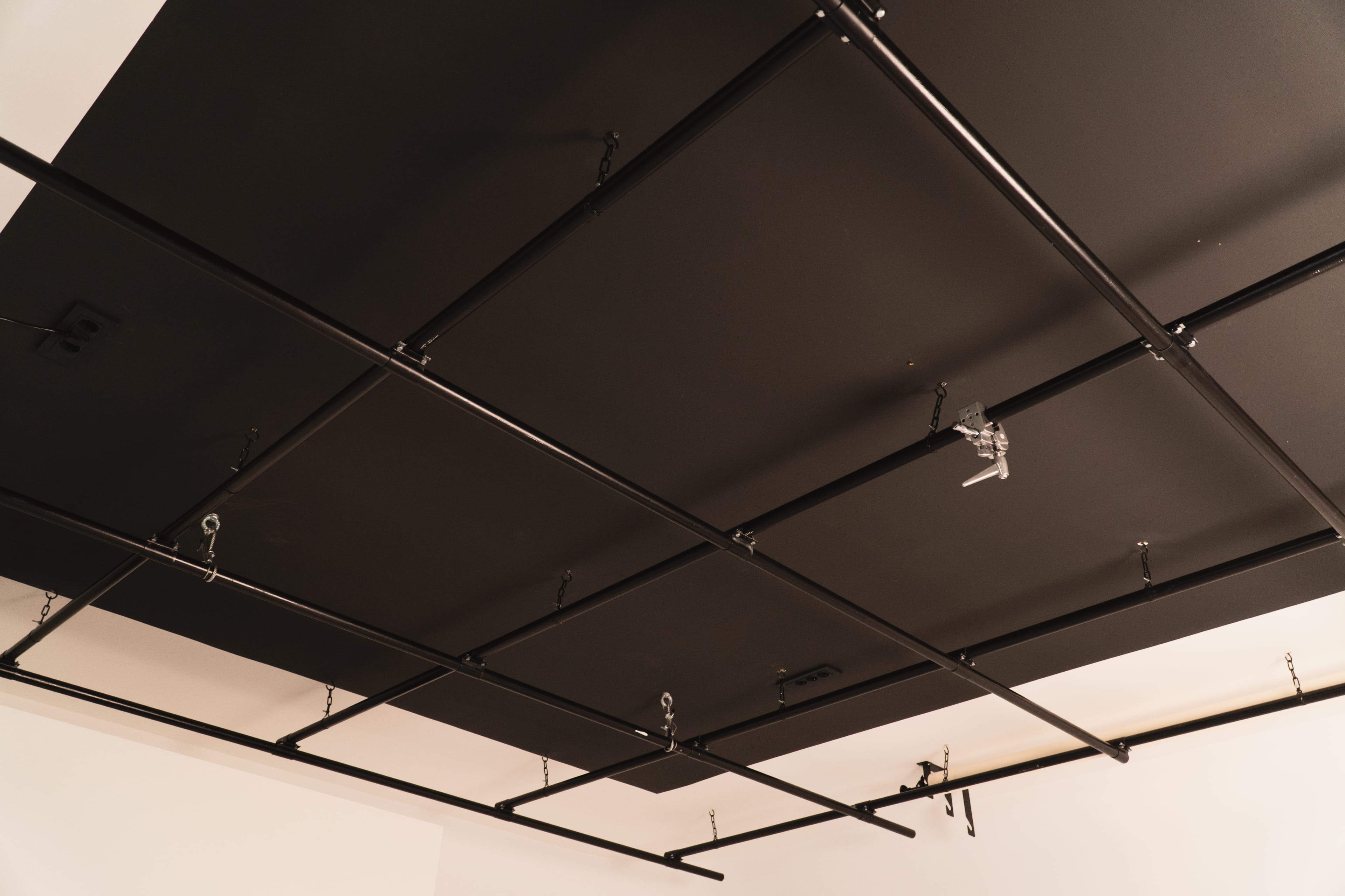 Rešetka na plafonu za postavljanje rasvete u Aura Studiju