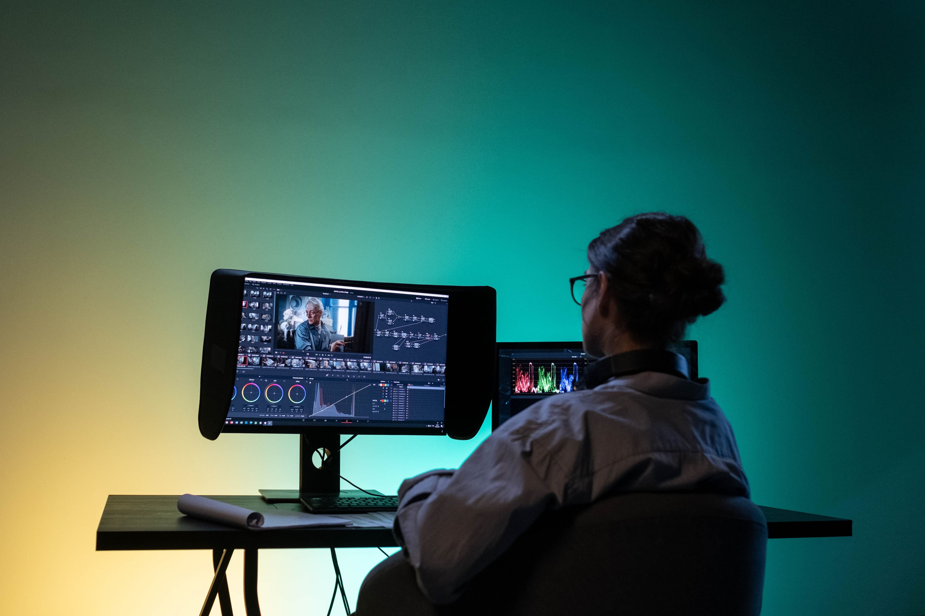 Montažer sređuje boje videa na dva monitora